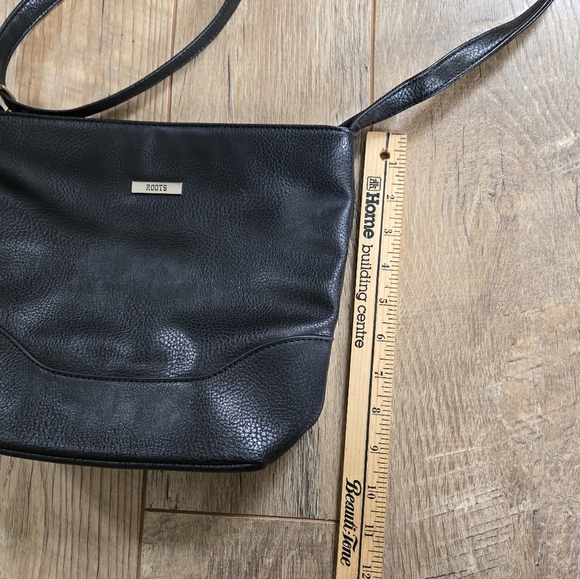 Roots Elegant Black Leather Crossbody Bag - Picture 4 of 8